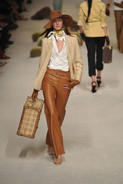 Look 10